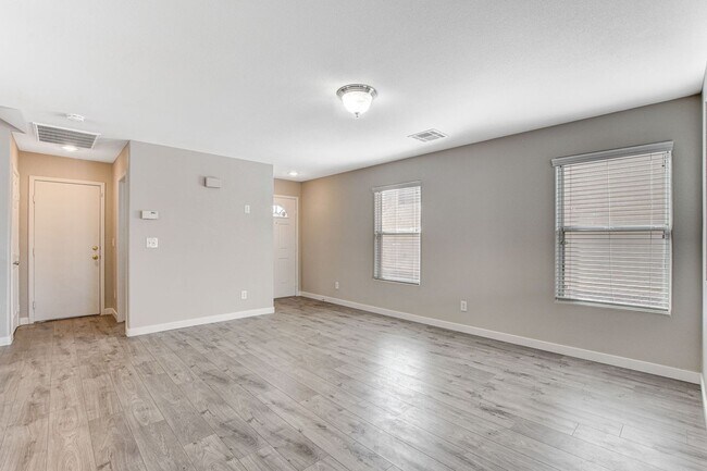 Building Photo - Spacious 3 bedroom home with large yard in...