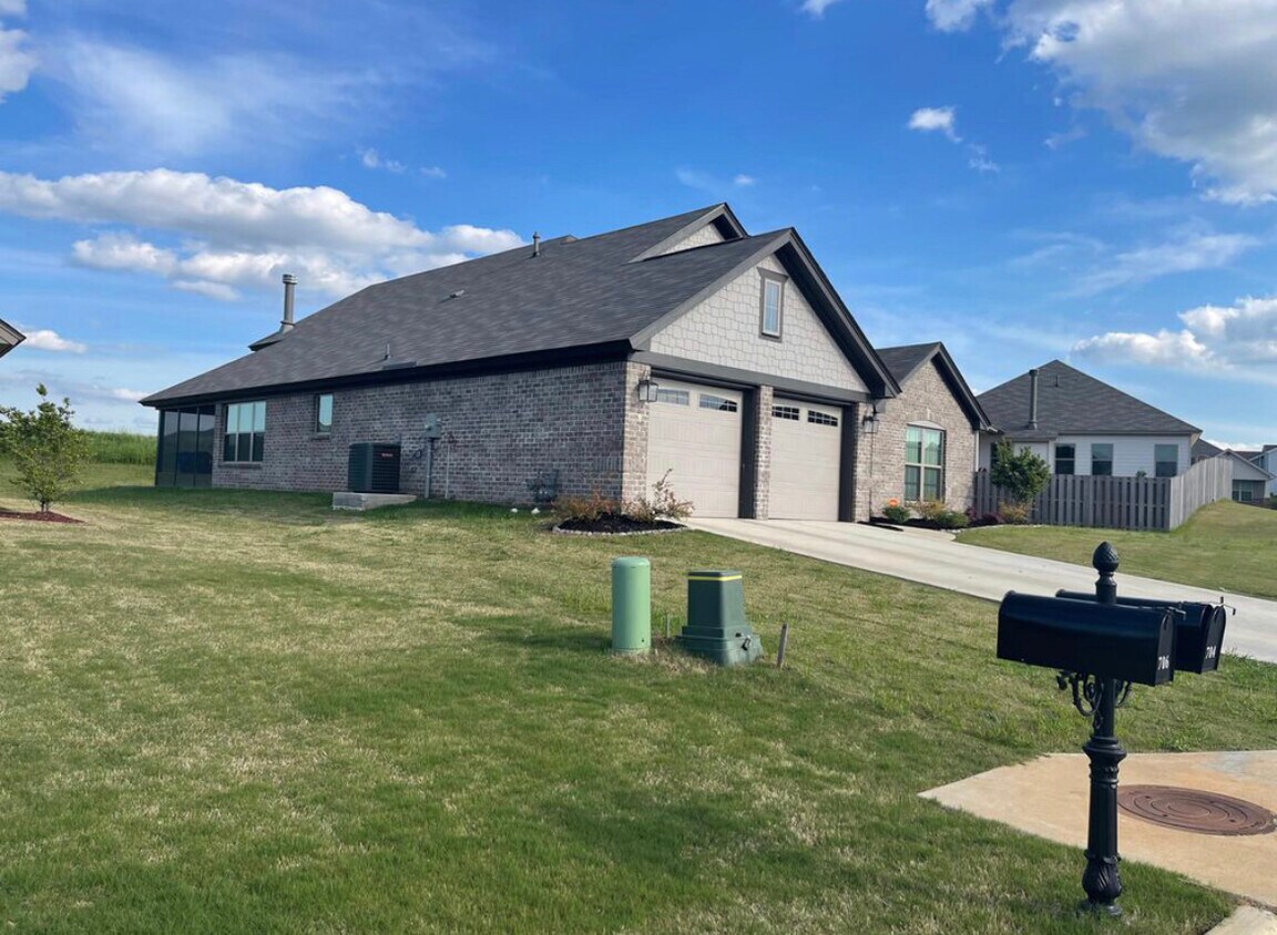 Primary Photo - 704 Hedgefield Way