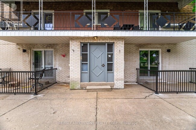 Building Photo - 2320-2320 Hixon St