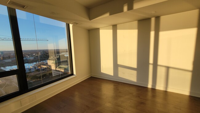 Sunny and bright living room, afternoon sun - 340 Queen St