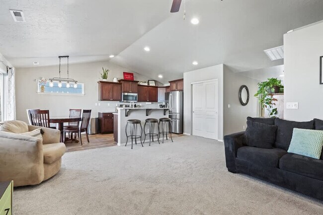 Foto del edificio - 218 Cliff Swallow Ave