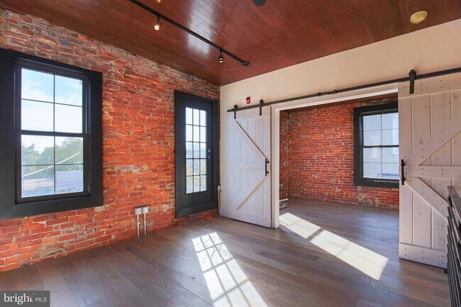 Foto del edificio - 1900 Waterloo St