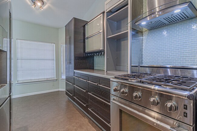 Foto del edificio - Modern Design 3 Bedroom 2 Bath, 2 car Gara...