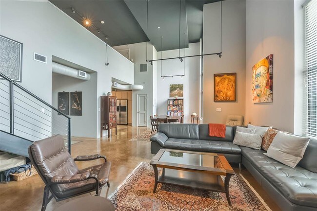 Building Photo - 1005 S Shepherd Dr