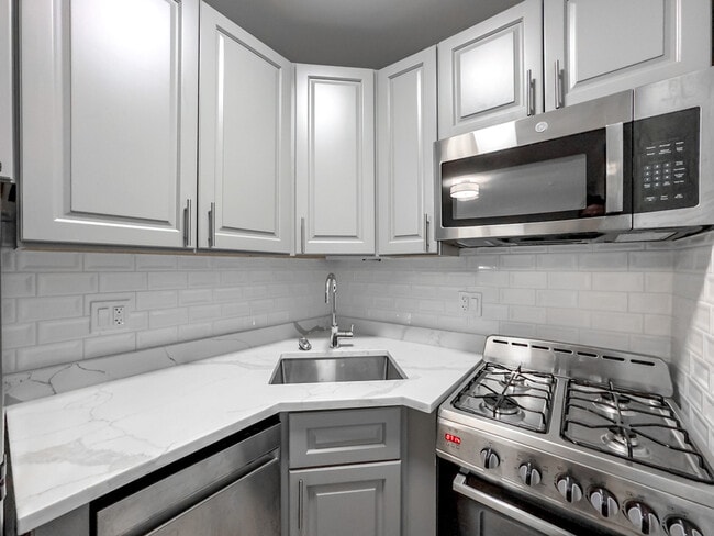 Building Photo - 545 W Belmont Ave