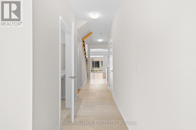 Building Photo - 16 Crossmore Cres