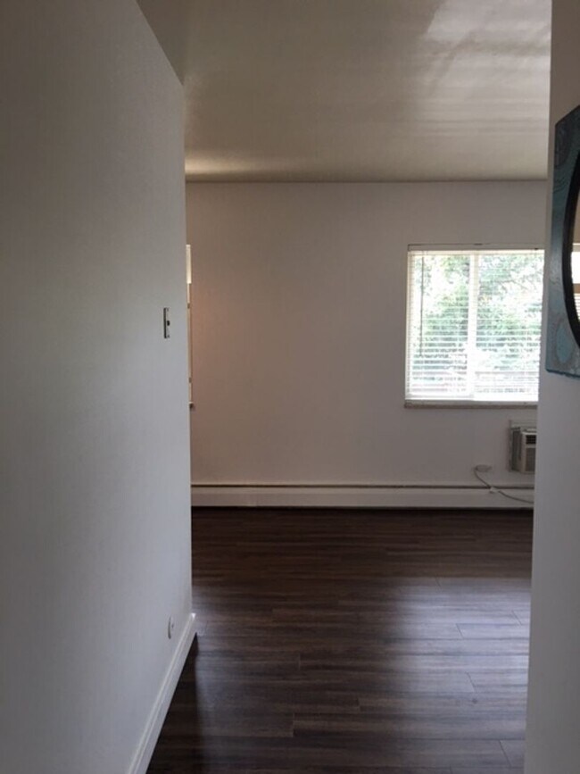 Building Photo - AMAZING LOCATION NEAR CAMPUS 2 Bed 1 Bath Condo