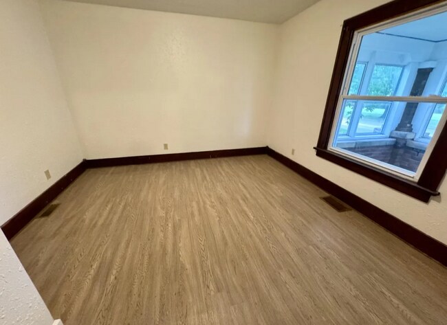 Foto del edificio - 1100 E 2nd St