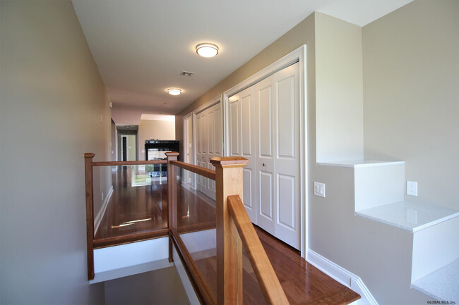 Building Photo - 713 Lois Ln