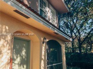 Foto del edificio - 6728 W Sample Rd