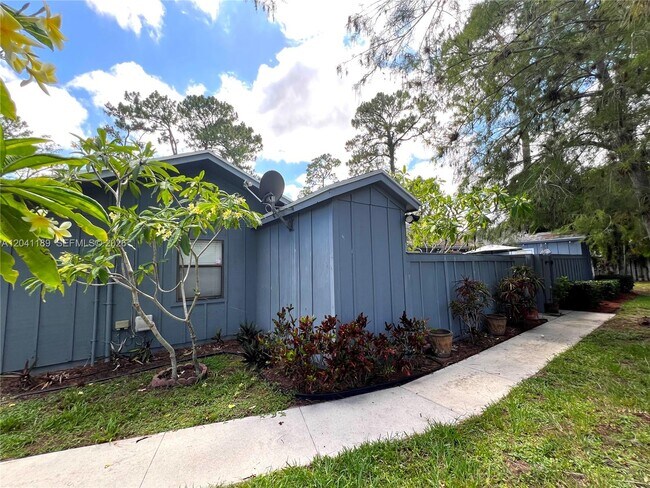 Building Photo - 1077 Goldenrod Rd