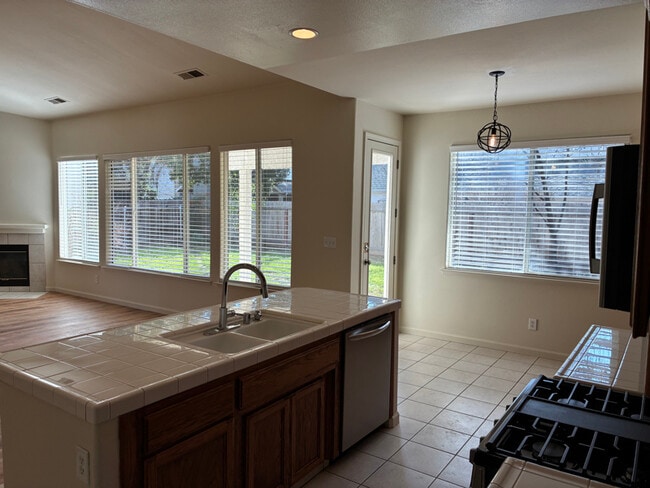 Building Photo - 2555 E Houston Ave