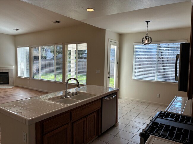 Foto del edificio - 2555 E Houston Ave