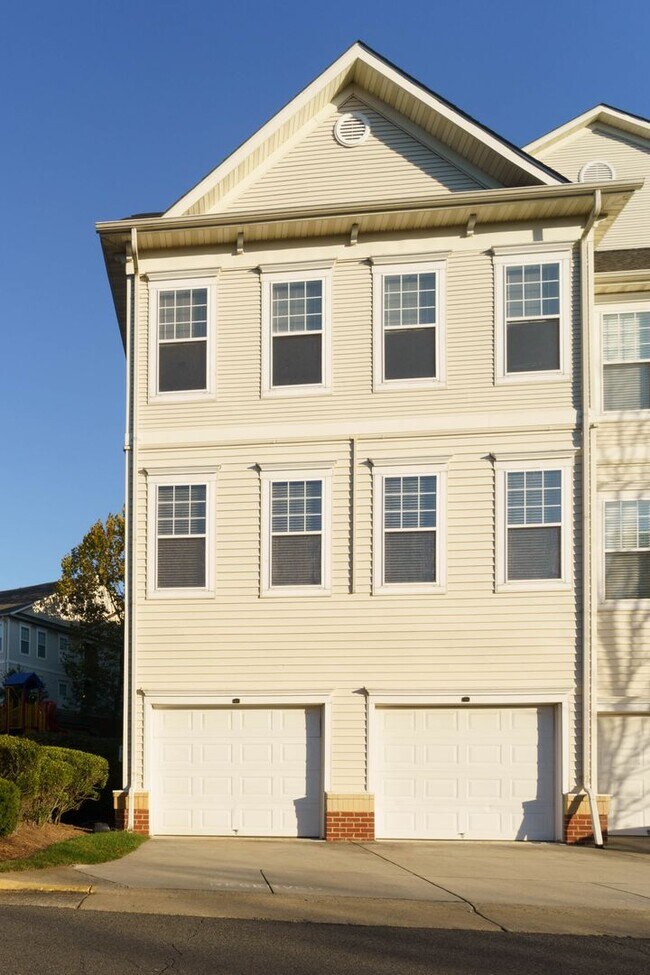 Foto del edificio - 3 level 2 BR 2BA condo in Fairfax Ridge