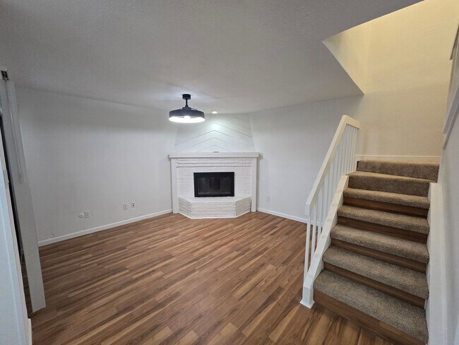 Foto del edificio - Updated Townhome Condo in Prime Location!