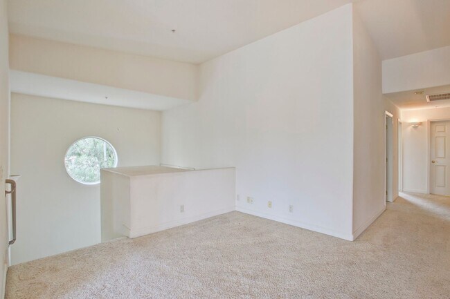 Building Photo - Bright & Airy 3bd/2bth End Unit Condo in F...