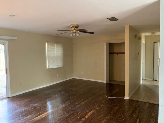 Foto del edificio - Amazing 3 Bedroom, 2 Bathroom House in Springtree