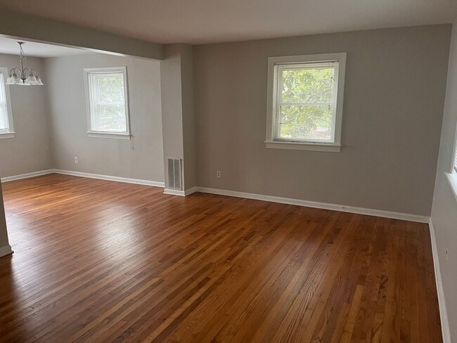 Building Photo - Lovely 2-Bedroom Townhouse in Heart of Ral...