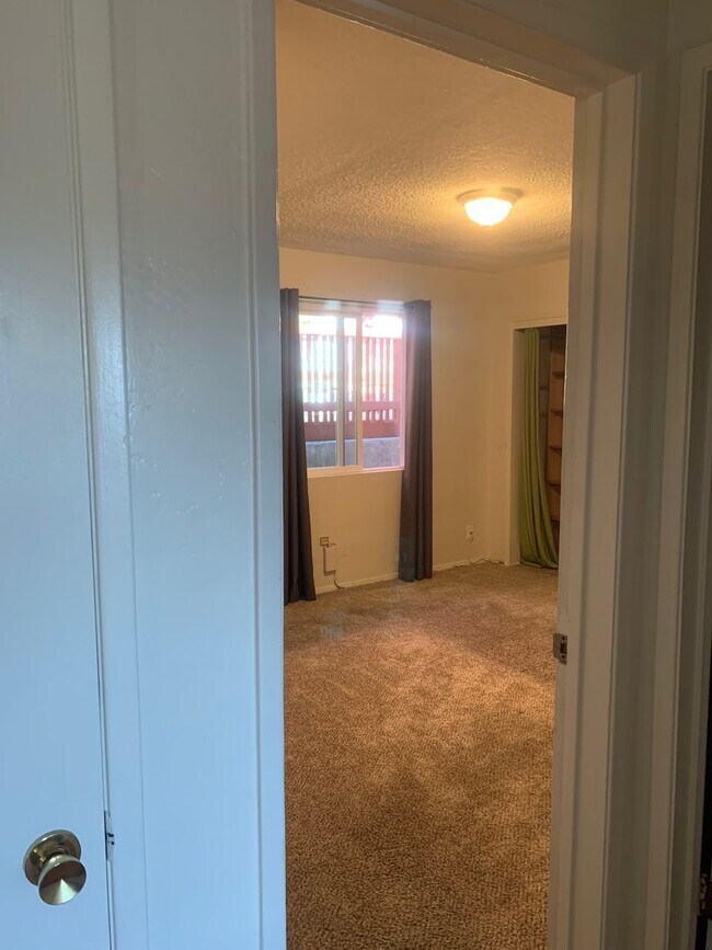 Building Photo - Primary bedroom with private bath in share...