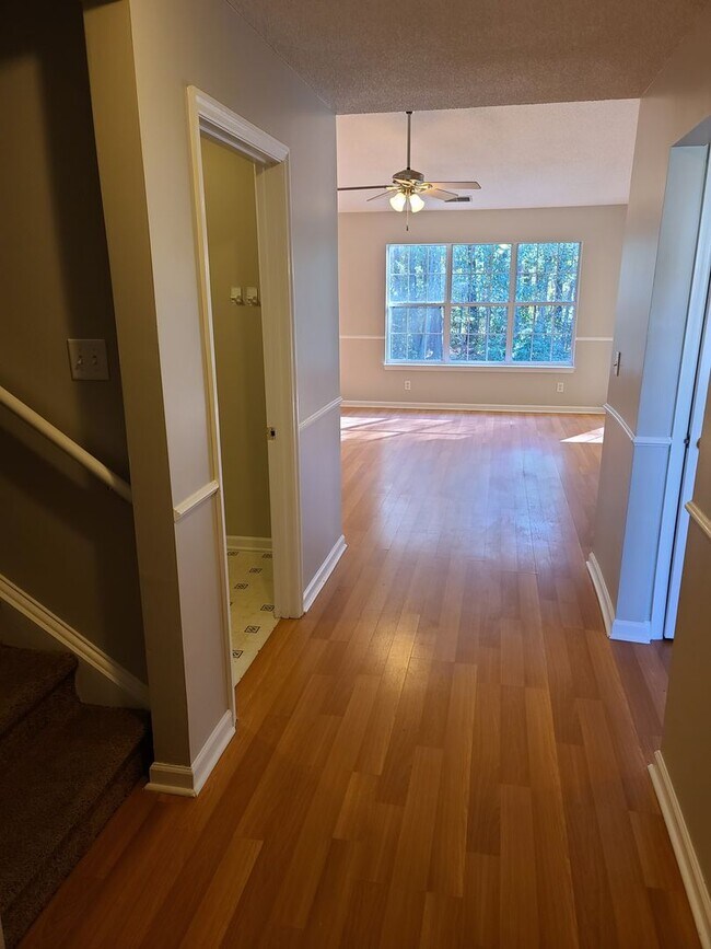 Building Photo - Conveniently located in a quiet cul-de-sac