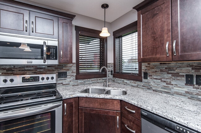 Building Photo - Portage Townhomes