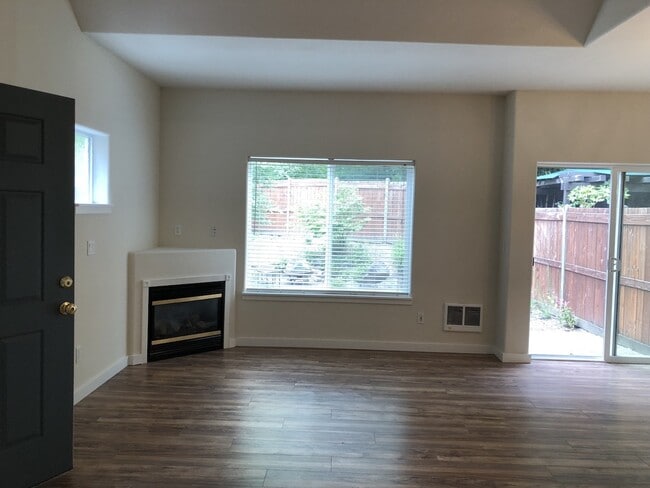 Building Photo - Beautiful Townhouse in Prime Tigard Locati...