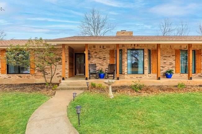 Foto del edificio - 3 Bed, 3 Bath Home with Expansive Kitchen, Two Living Areas & Private Suite