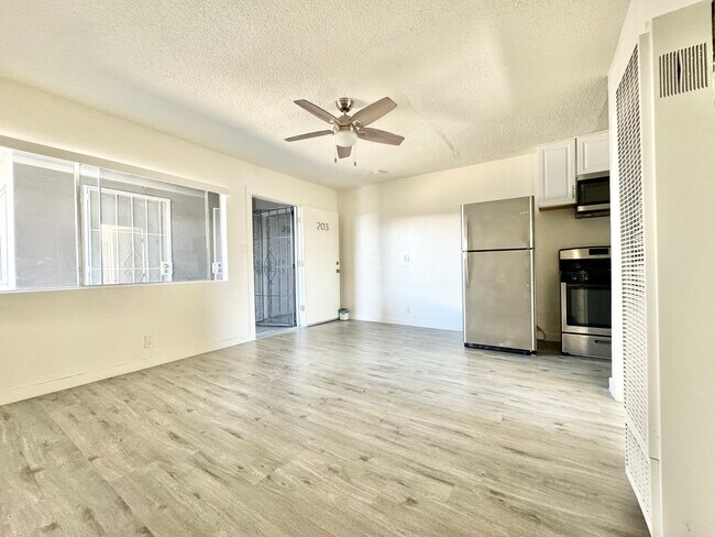 Building Photo - 510 W 87th St Los Angeles, CA 90044