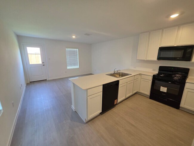 Foto del edificio - NEWLY BUILT 3 bedroom 2.5 Bath *2 MONTHS O...