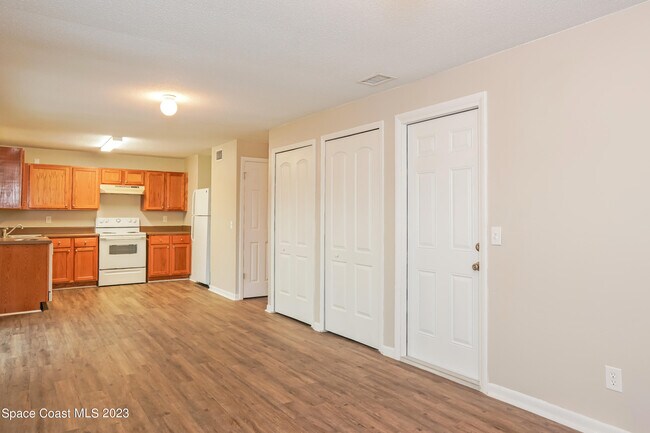 Building Photo - 1137 Swan St