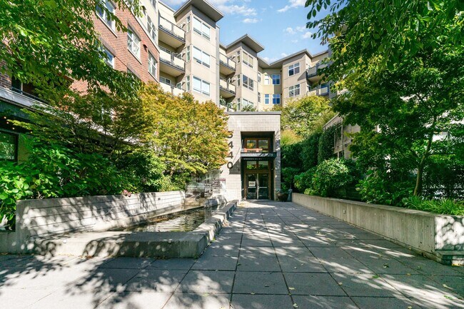 Foto del edificio - Spacious 1 Bedroom + Den in Canal Station ...