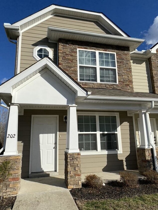 Highly desirable end unit in sought after Cobblestone in Goodlettsville! - Highly desirable end unit in sought after Cobblestone in Goodlettsville!