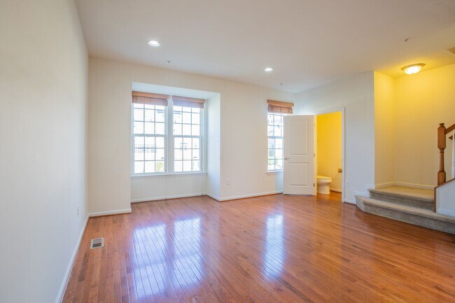 Building Photo - Amazing 5 BR/4.5 BA Townhome in Greenbelt!