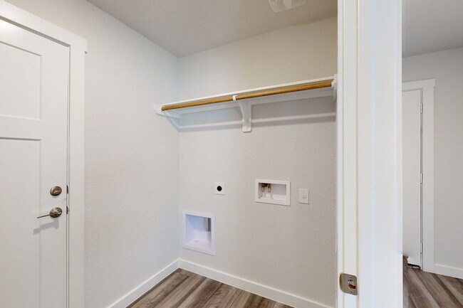 Building Photo - 3 Bedrom 2 bath with a 2 car garage in Mid...