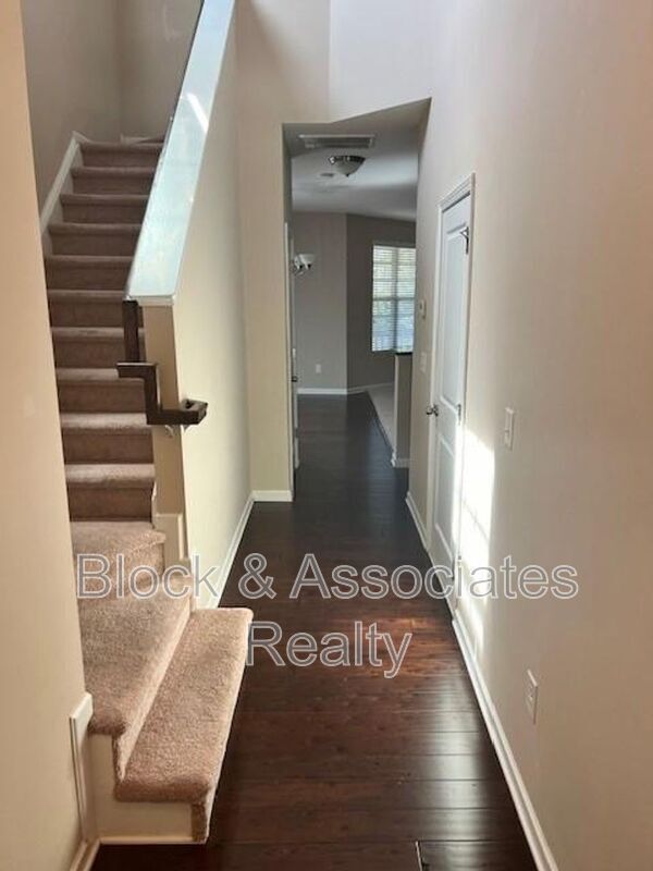 Building Photo - 1011 Skyler Ln