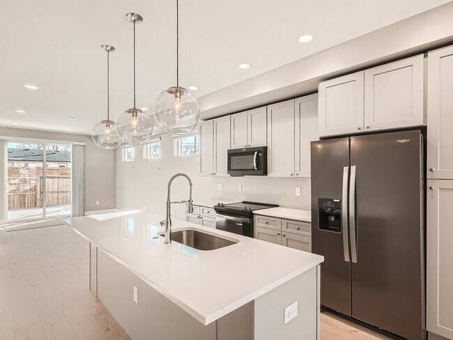 Foto del edificio - 4 Bedroom 3.5 Bathrom half Duplex in the h...