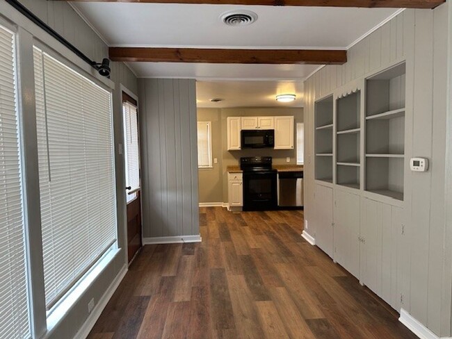 Building Photo - Ranch Style 3 Bedroom 1 Bathroom Single Fa...