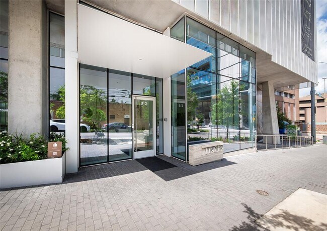 Foto del edificio - 313 W 17th St