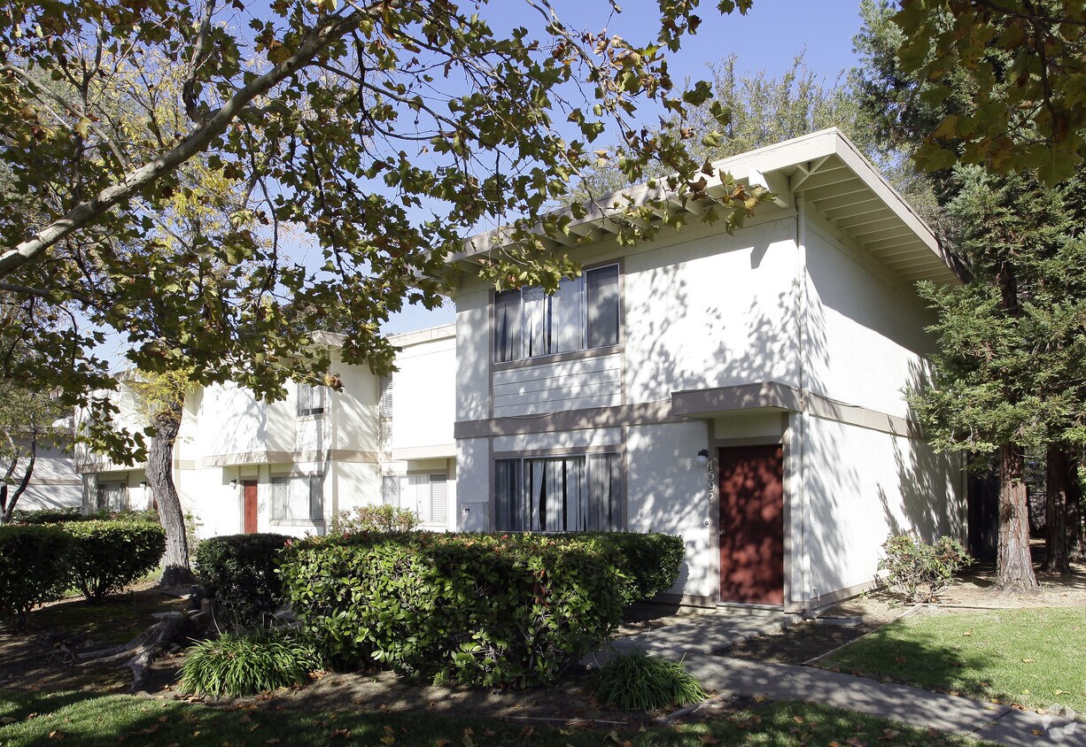 Primary Photo - 1593-1599 Drake Dr
