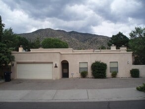 Building Photo - 2820 Palo Verde Dr NE
