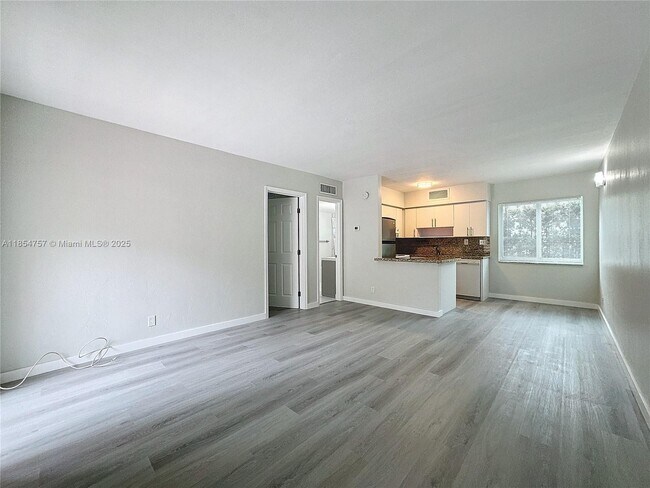 Foto del edificio - 901 NE 18th Ct