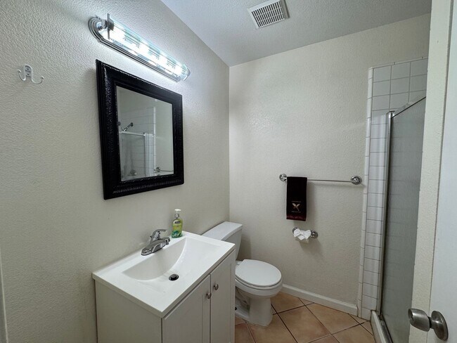 Foto del edificio - For Rent – Charming Woodland Condo with Co...