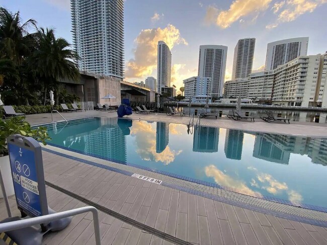 Foto del edificio - 2602 E Hallandale Beach Blvd