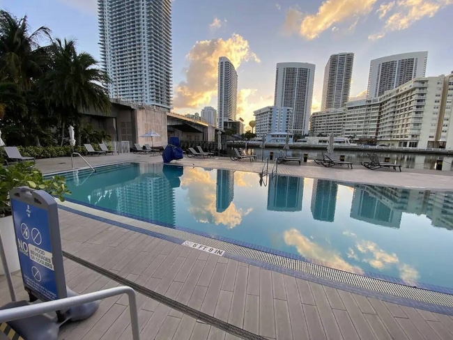 Building Photo - 2602 E Hallandale Beach Blvd