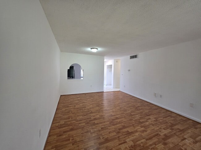 Building Photo - 104 Miami Gardens Dr