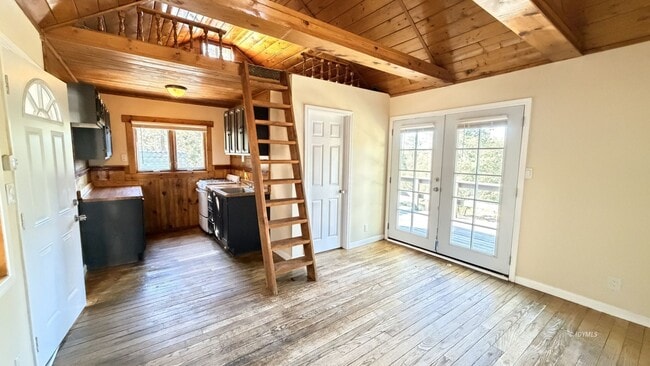 Foto del edificio - Loft Cabin in Pine Cove