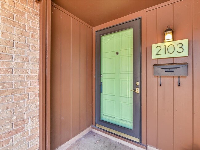 Foto del edificio - 2103 Falcon Hill Dr