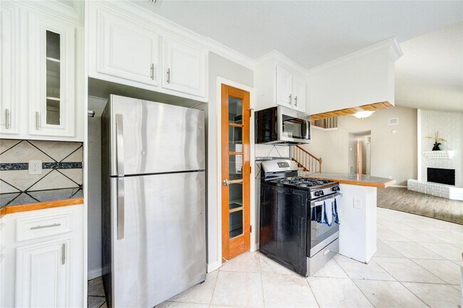 Building Photo - 5255 Beaverbrook Dr
