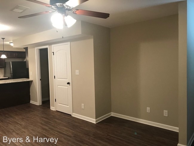 Building Photo - 1560 E Knollwood Cir
