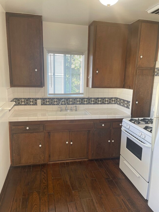 Building Photo - La Peer Apartments